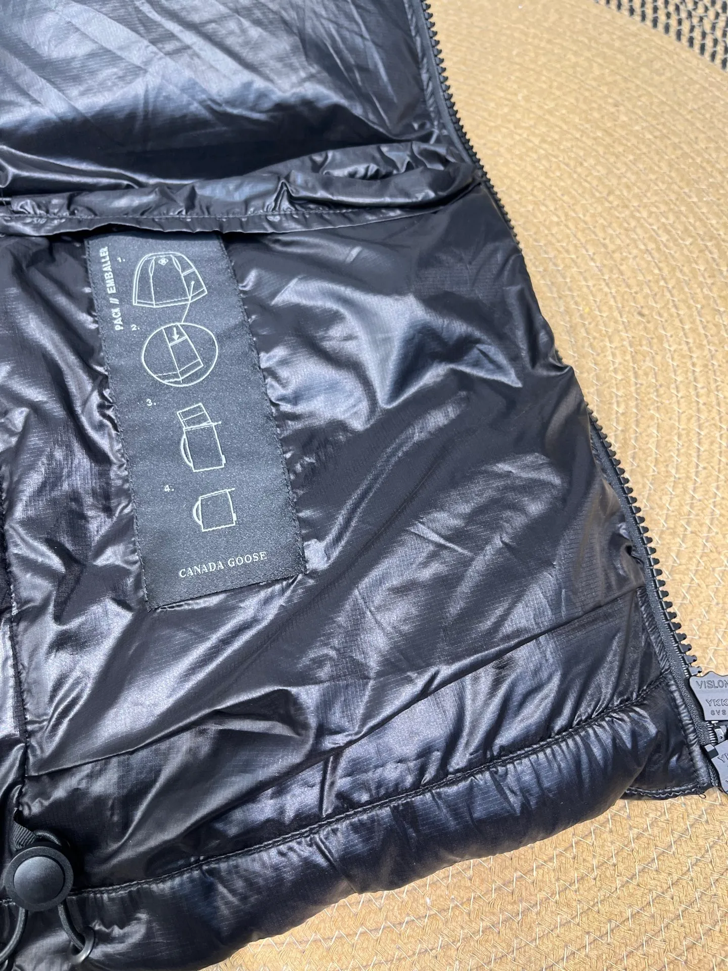 P540 🇨🇦Canada Goose""🇨🇦🌟 Canada Goose Puff Down Vest has always been recognized as the warmest down jacket. Various Instagram celebrities, Internet celebrities, and celebrities often wear it for street photos. I make Canada Goose every year, but I still can't get rid of my love for it. No matter how cold the days are, there is no need to be afraid, because there is! Filled with 90% white duck down, it is the legendary warmest down jacket and is known as a must-have for Arctic outdoor sports! The most popular down jacket in the world, celebrities are rushing to buy it, it is a must-have!  size：xs-xl